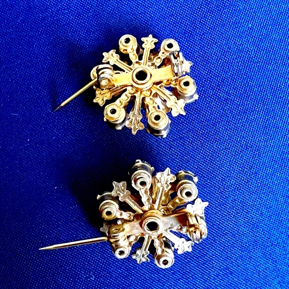 Vintage Duet Scatter Pins Green Rhinestones Gold Tone Filagree Setting - Picture 9 of 9